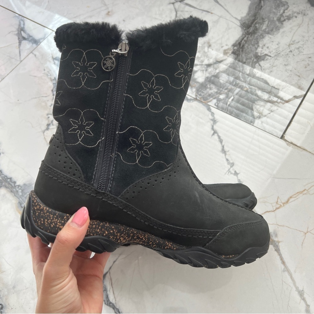 The North Face Women's Black Primaloft Winter Boots with fur & snowflake design